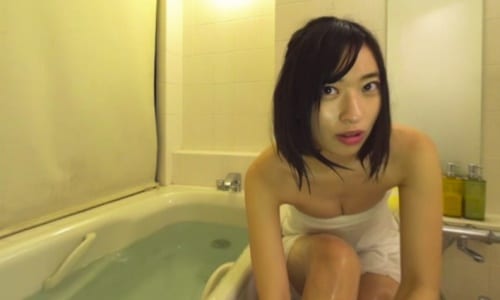 「【VR】倉持由香 入浴中に自画撮り♥」の体洗いシーン
